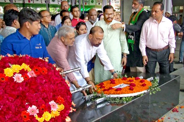 VC and Chairman paid tribute with flowers